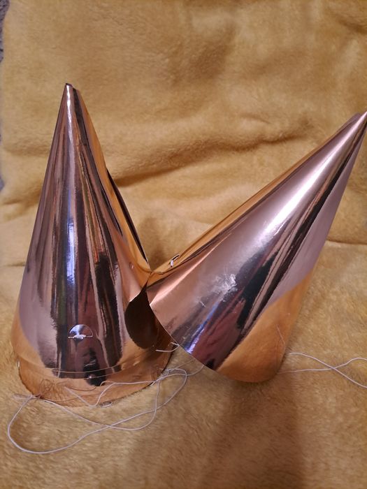 Czapeczki urodzinowe nowe kolor złoty z poświatą różu  7 sztuk