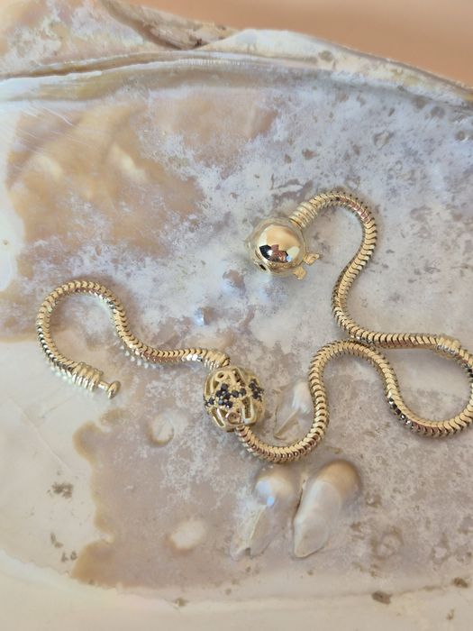 Złoty charms typu Pandora kulka ażurowa czarne cyrkonie p. 585