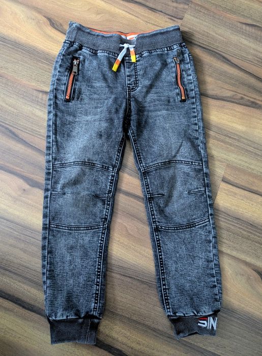 Spodnie dżinsy joggery chłopięce szare 122/128