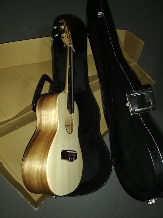 Cavaquinho brasileiro e estojo rigido de veludo