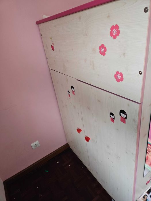 Cama elevada para criança com colchão como novo.