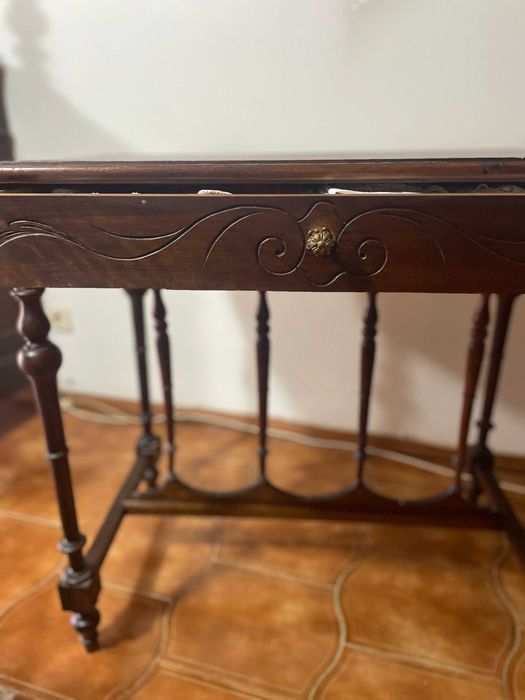 Mesa de apoio antiga com gaveta