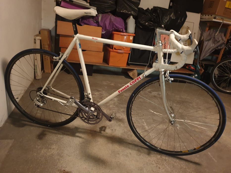 Bicicleta antiga estrada