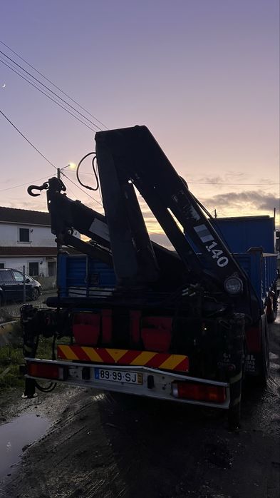 Camião Iveco com grua e basculante