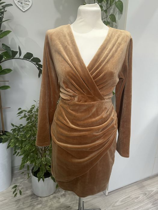 Sukienka welurowa beżowa z kopertowym dekoltem