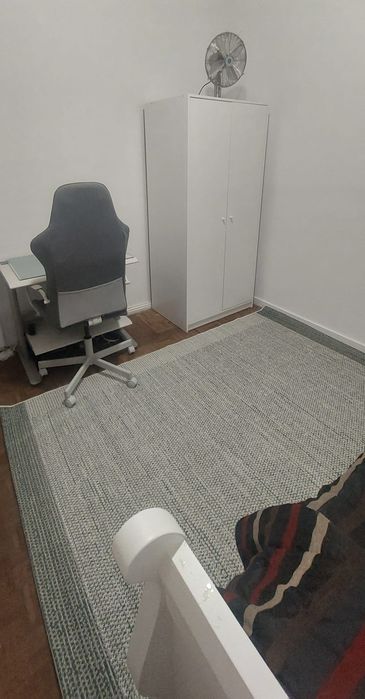 Quarto pequeno e acolhedor