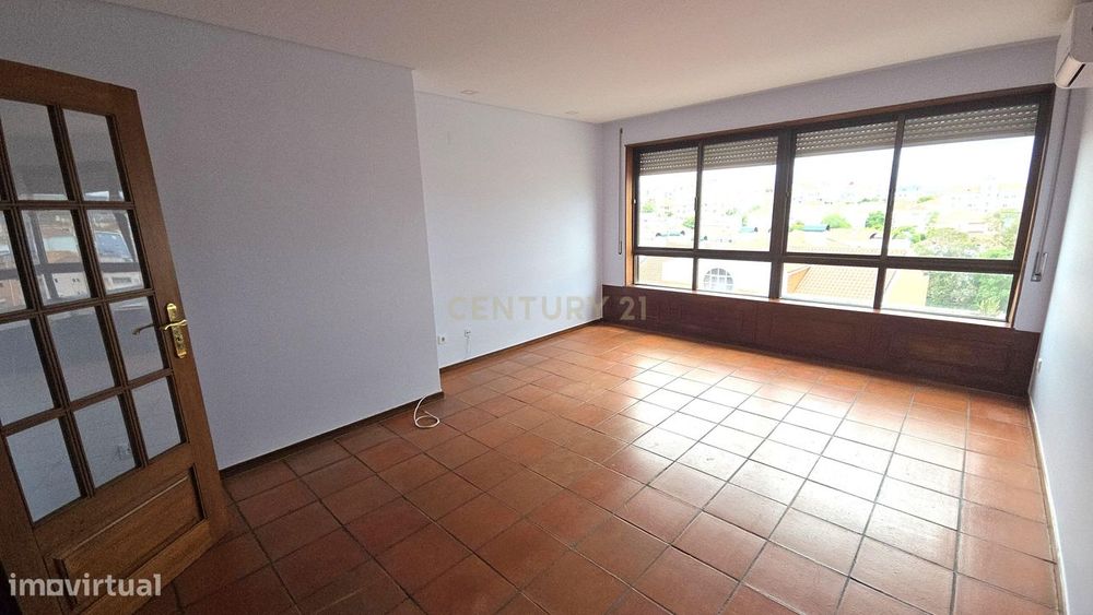 Arrendamento T3 com sótão, garagem e arrumo - Rua Padre Manuel da Nóbr
