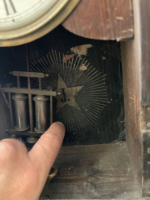 Relógio de Mesa Antigo Junghans a Corda – Estilo Neogótico (Funcional)