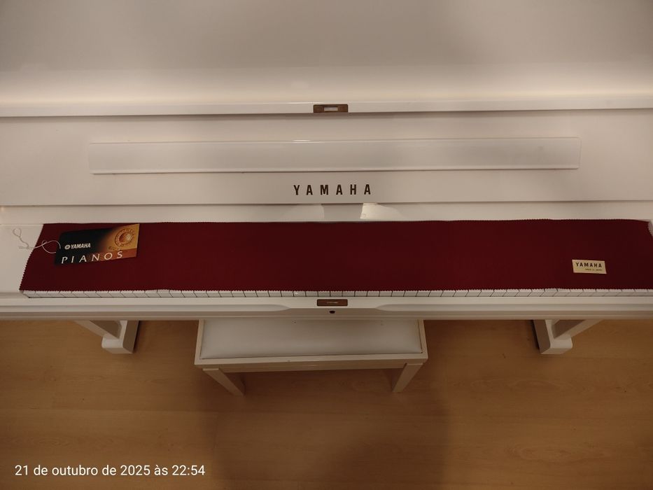Piano vertical acústico Yamaha U3S branco polido - nível profissional