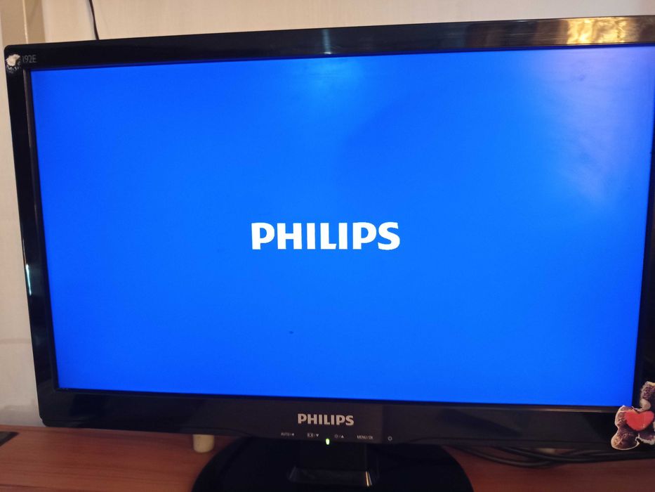 Ж.К. монитop Philips V-Line