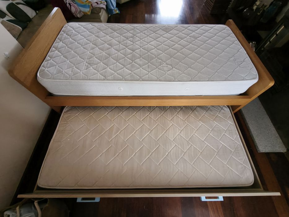 Cama individual dupla pinho e faia maciça + 3 prateleiras