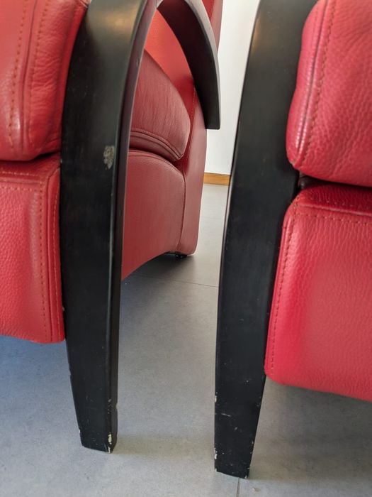 2 cadeirões em couro vermelho