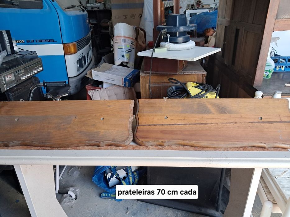 Duas prateleiras em madeira