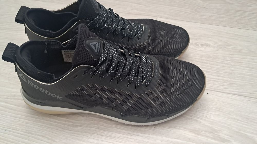 Продам жіночі кросівки фірми Reebok Nike