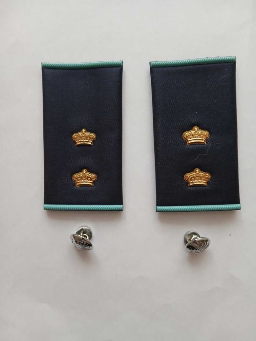 Погони офіцера поліції Нідерландів та запонки з зображенням емблеми.