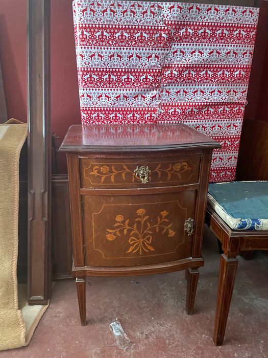 Mesa de cabeceira - estilo D. Maria