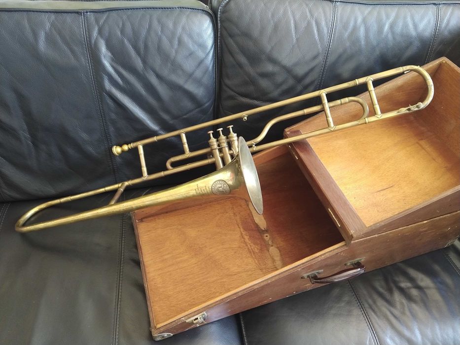 Trombone militar de pistons Mahillon. Ano 1880 a 1910