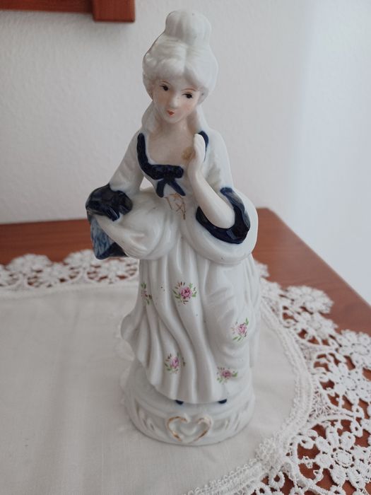 Boneca em loiça para decoração