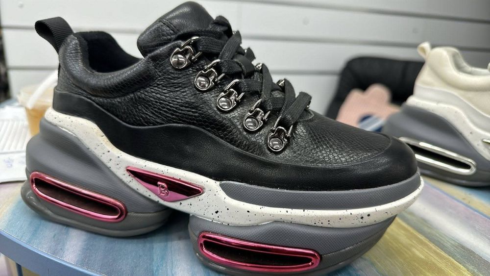 Кросівки.  шкіряні