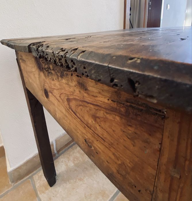 Mesa/secretaria em madeira maciça, rústica. Peça 1940