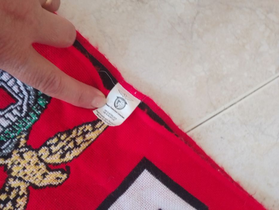 Dois cachecóis oficiais do Benfica