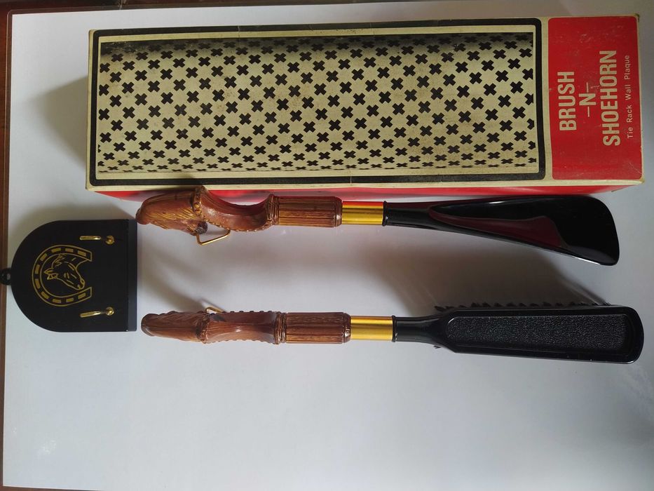 Conjunto novo e elegante de calçadeira e escova com motivos equestres
