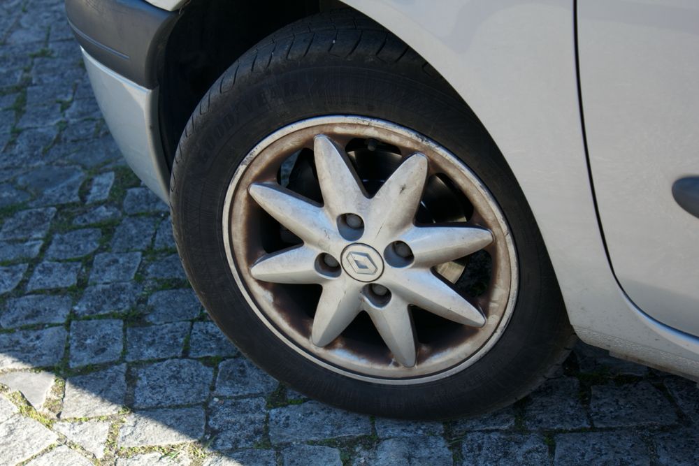 Renault Clio 1.2 (Ano 2000 / Mês 12) – Para Peças ou Reparação