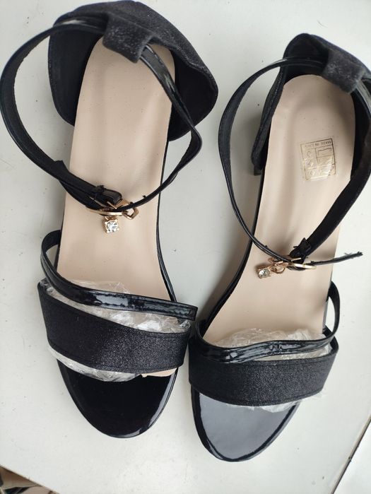 Sandálias de senhora novas