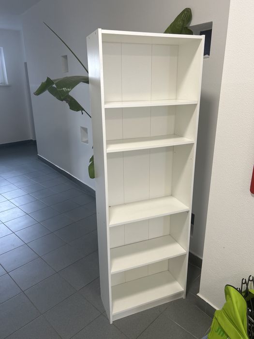 Biały regal na ksiazki Ikea
