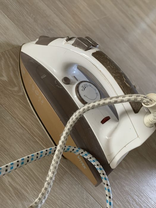 Праска Vitek VT-1201 працює