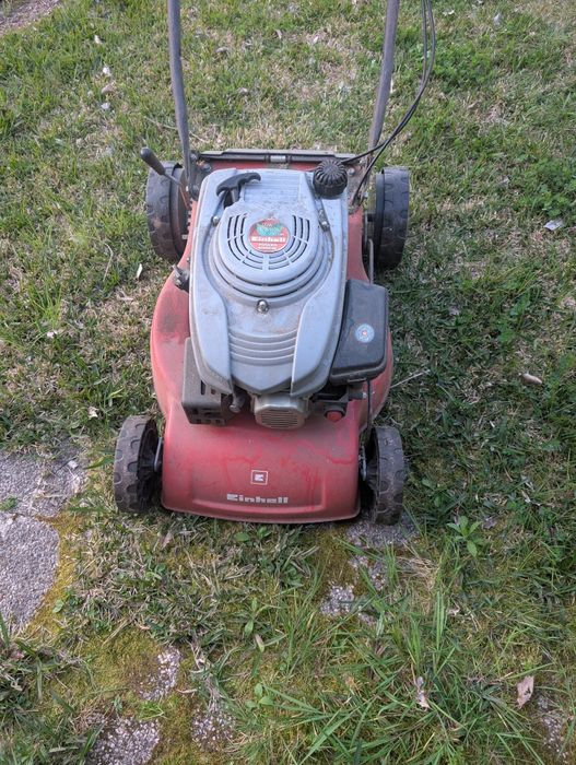 Máquina de cortar relva