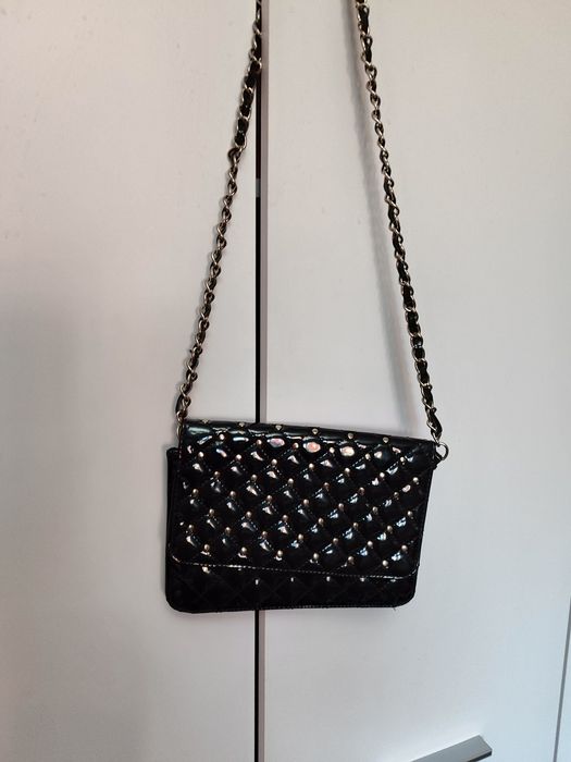 Czarna torebka z dżetami