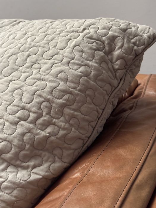 Almofada e fronha em algodão.