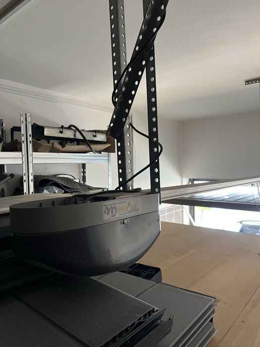 Portão de garagem com motor elétrico