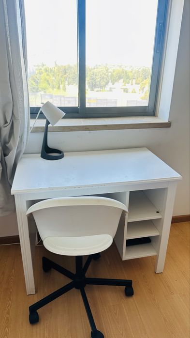 Secretaria com cadeira