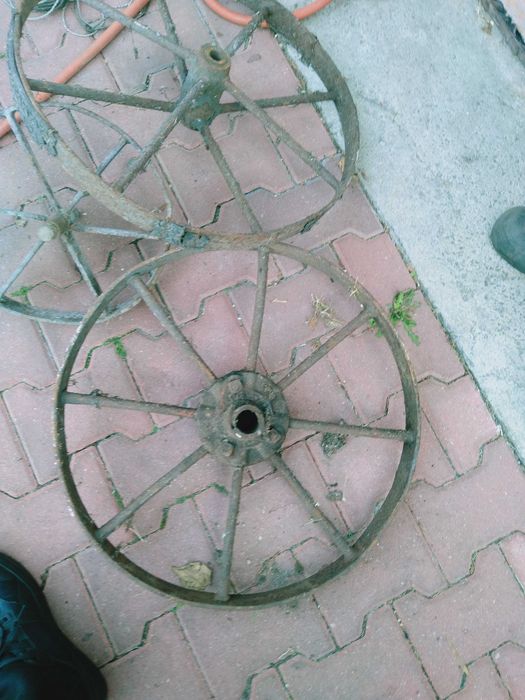 Metalowe koła od starych konnych maszyn rolniczych.