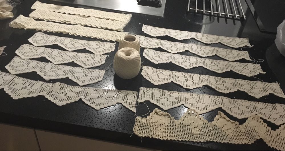 Rendas feitas a mão e recortes de linho