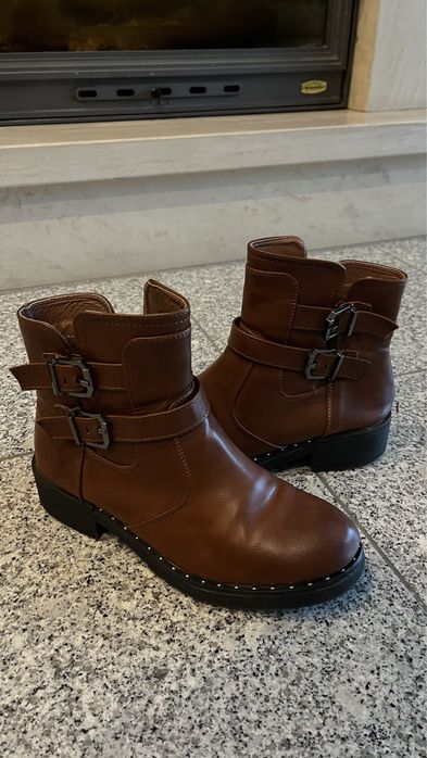 Botas castanhas confortaveis e quentes