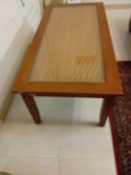 Mesa de centro em madeira com tampo em vidro em vidro