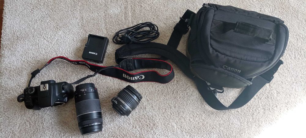 Canon EOS 1000D, com: objetivas 18-55 e 75-300; Carregador e Mala