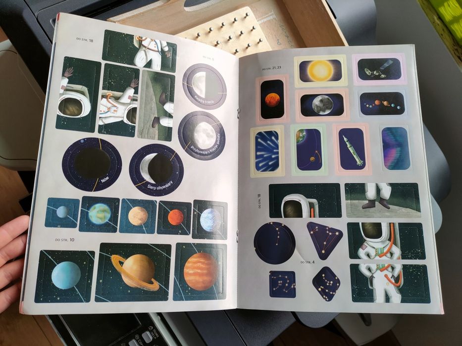 Książka Montessori kosmos z naklejkami
