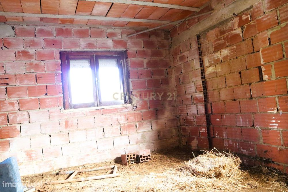 Moradia para renovar em Santo Estevão das Galés inserida num terreno d