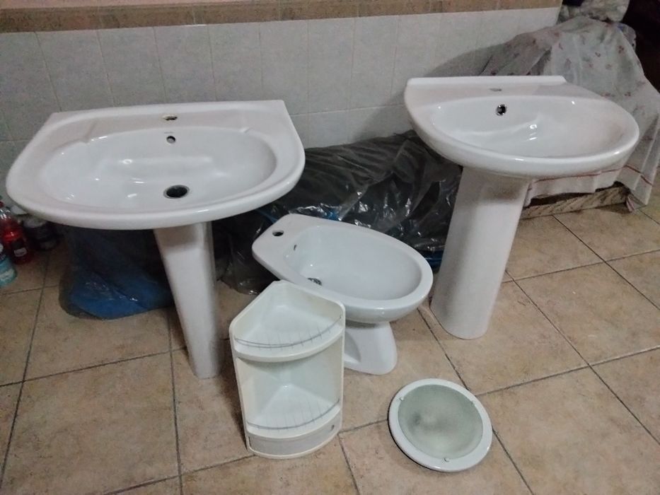 Loiças wc, lavatórios, bidé, lâmpada teto e canto chuveiro