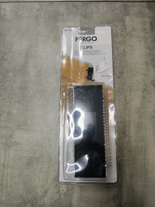 Klipsy do montażu listew  przypodłogowych  Pergo