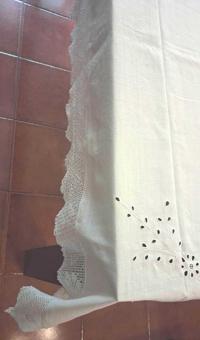 Toalha de Mesa Antiga em Linho Bordada à Mão – 250 x 145 cm