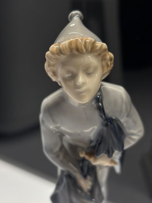 Royal Copenhagen figurka "Chłopiec z parasolami "