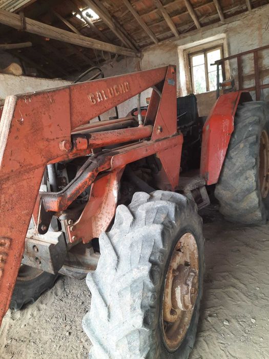 Trator Carraro com balde