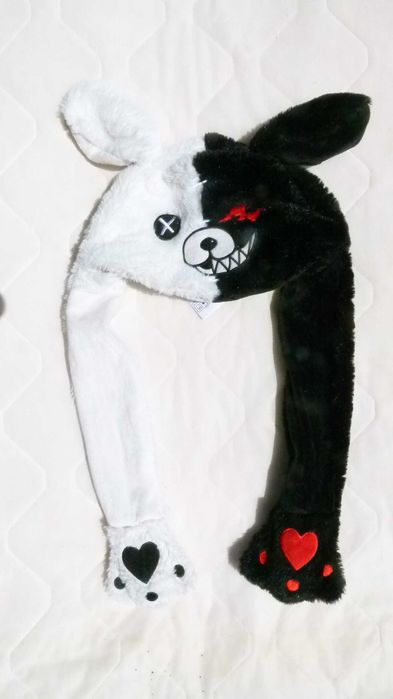 Chapéu monstro preto e branco com patas penduradas