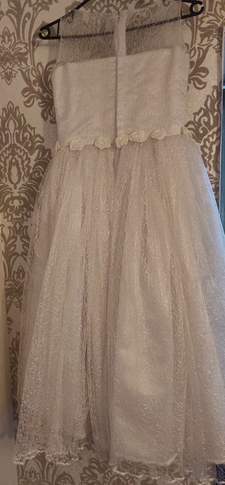 Нарядное белое платье