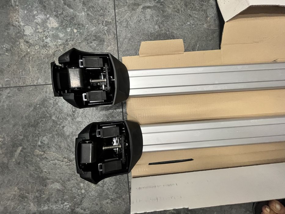 Оригінальне кріплення поперечини на дах автомобіля Audi Q5 09